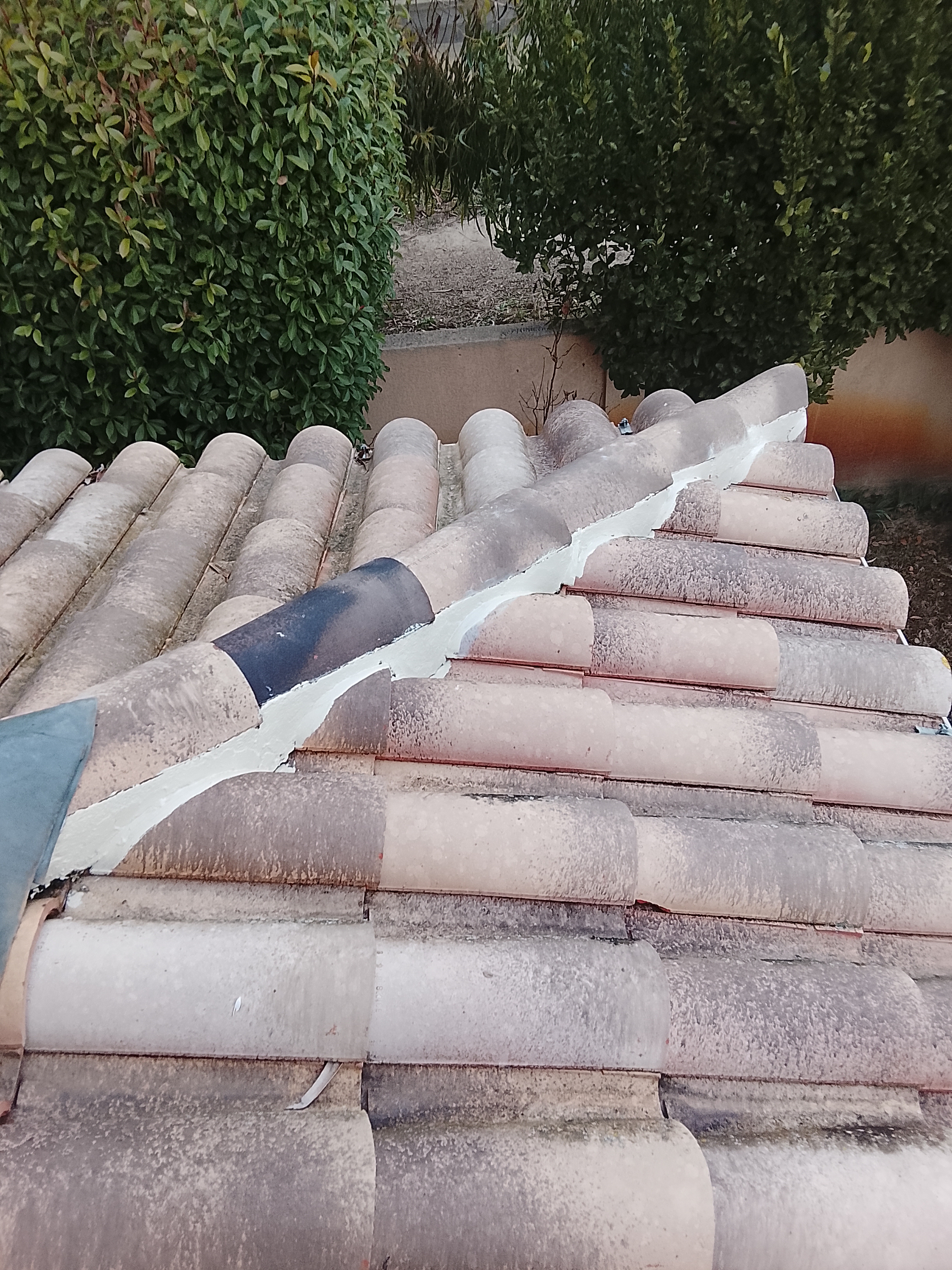 Toiture réparée étanchéité refaite Lunel artisan couvreur