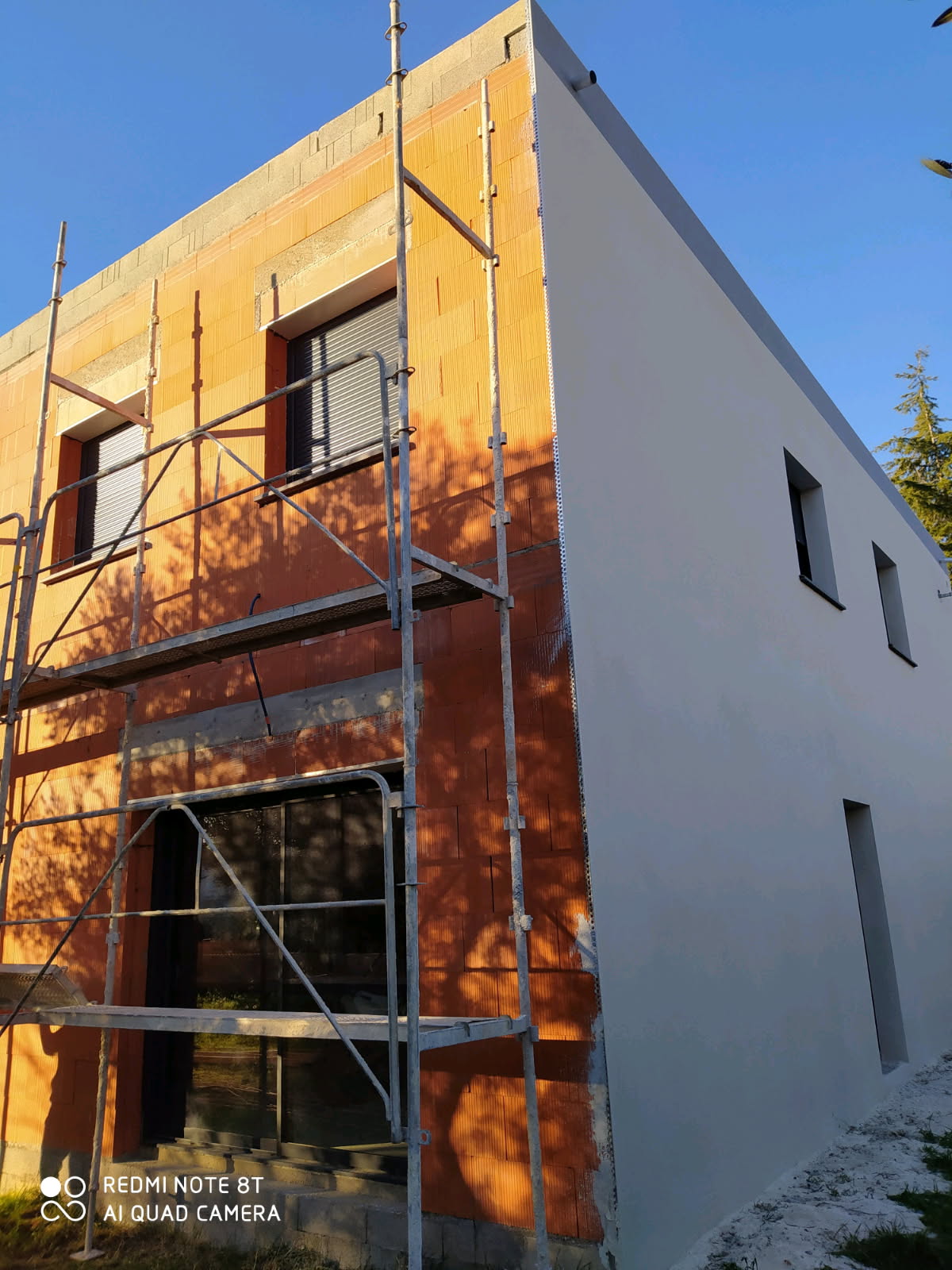 Ravalement de façade à Lunel. Pendant travaux