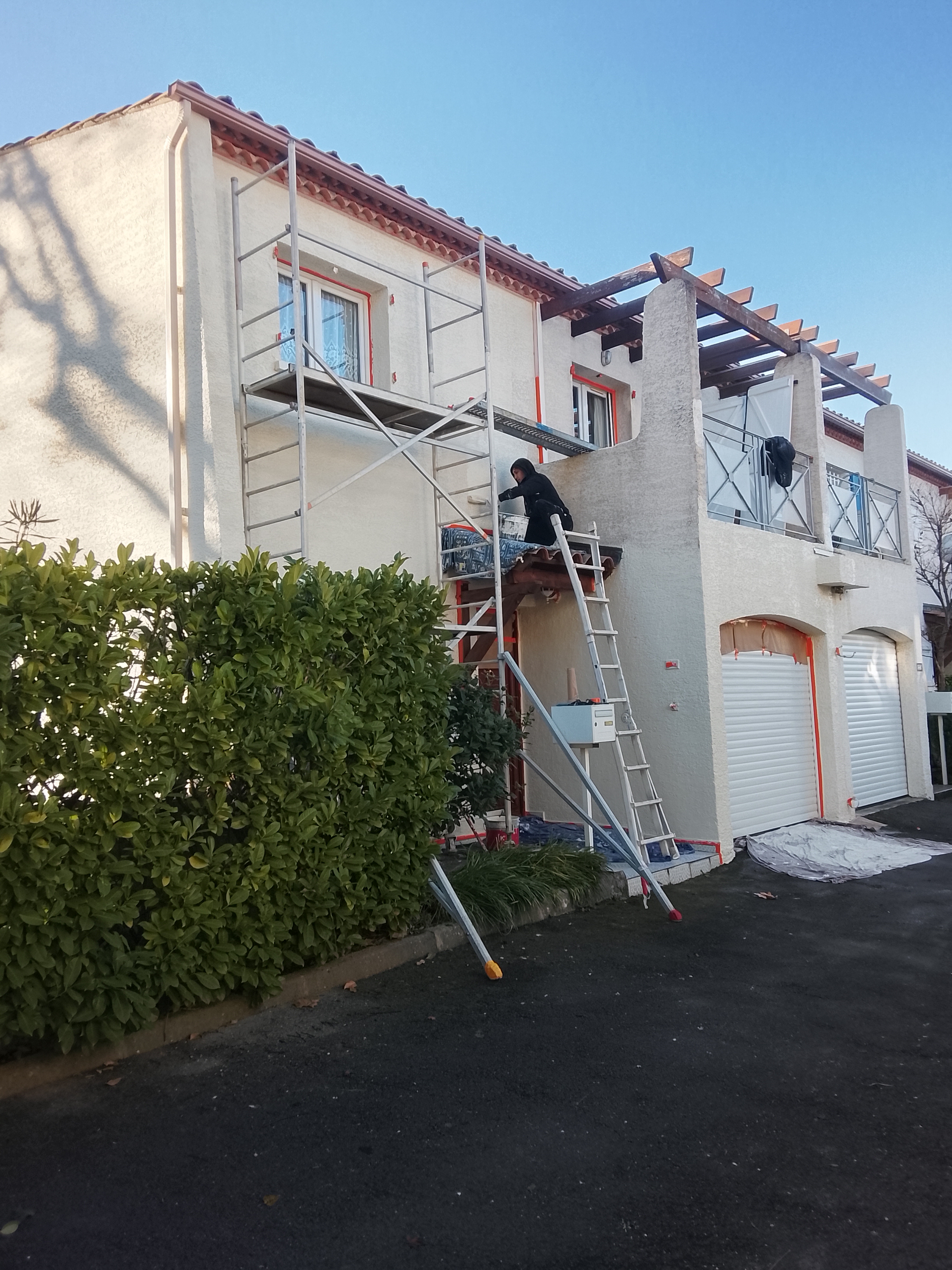 Peintre à Carnon. Préparation du support