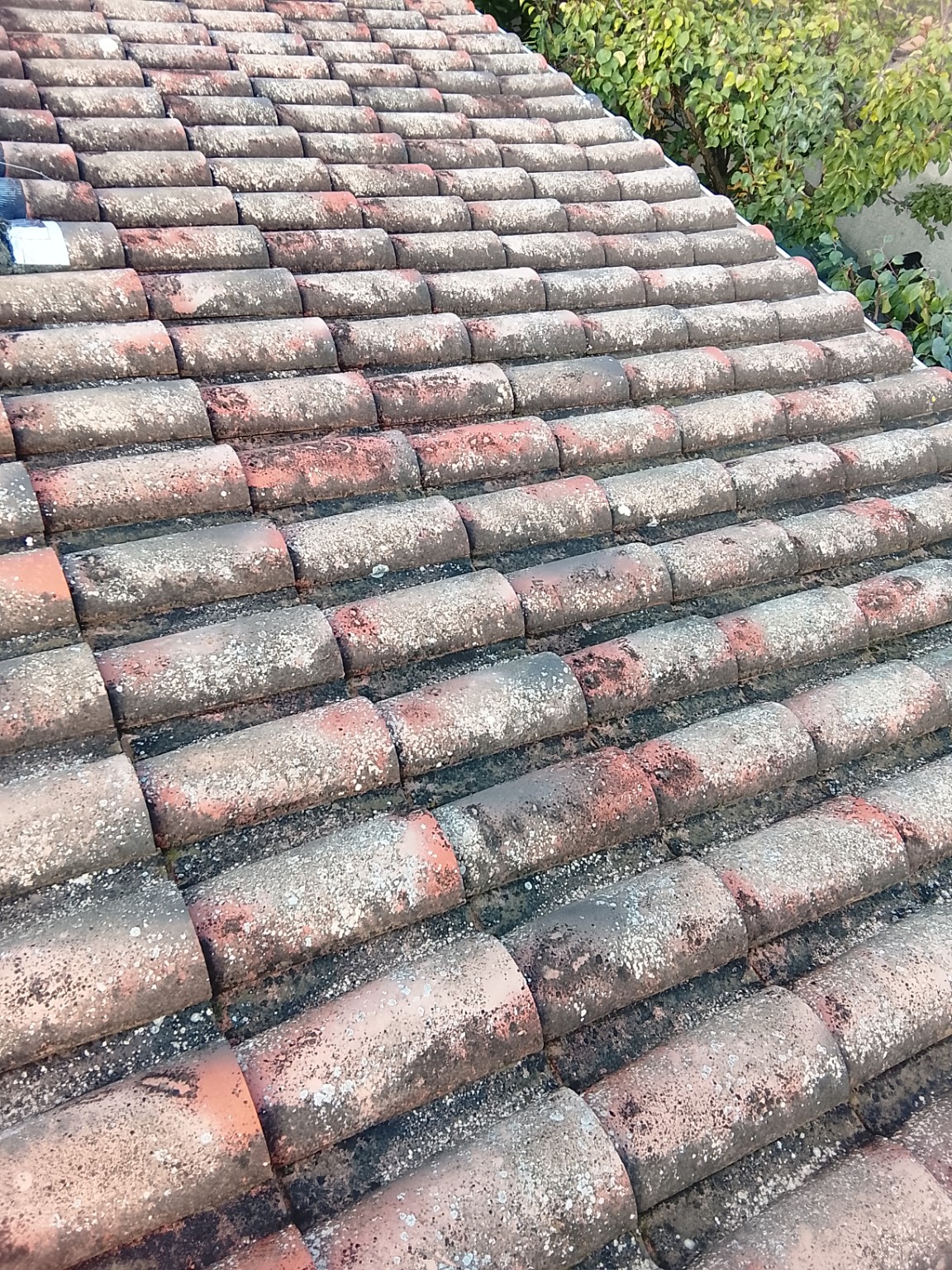 Toiture avant réparation avec infiltration à La Grande-Motte