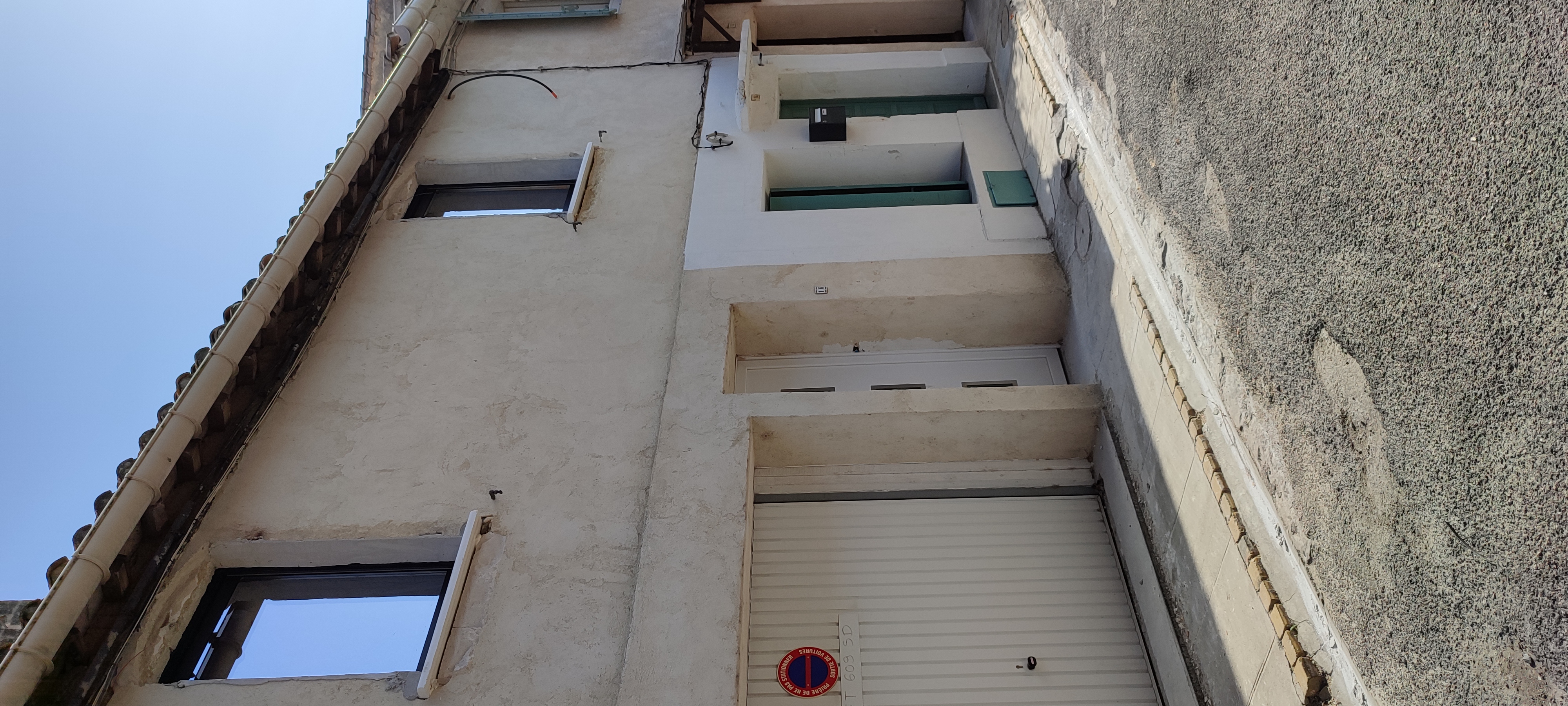 Façade maison avant rénovation peinture à Assas