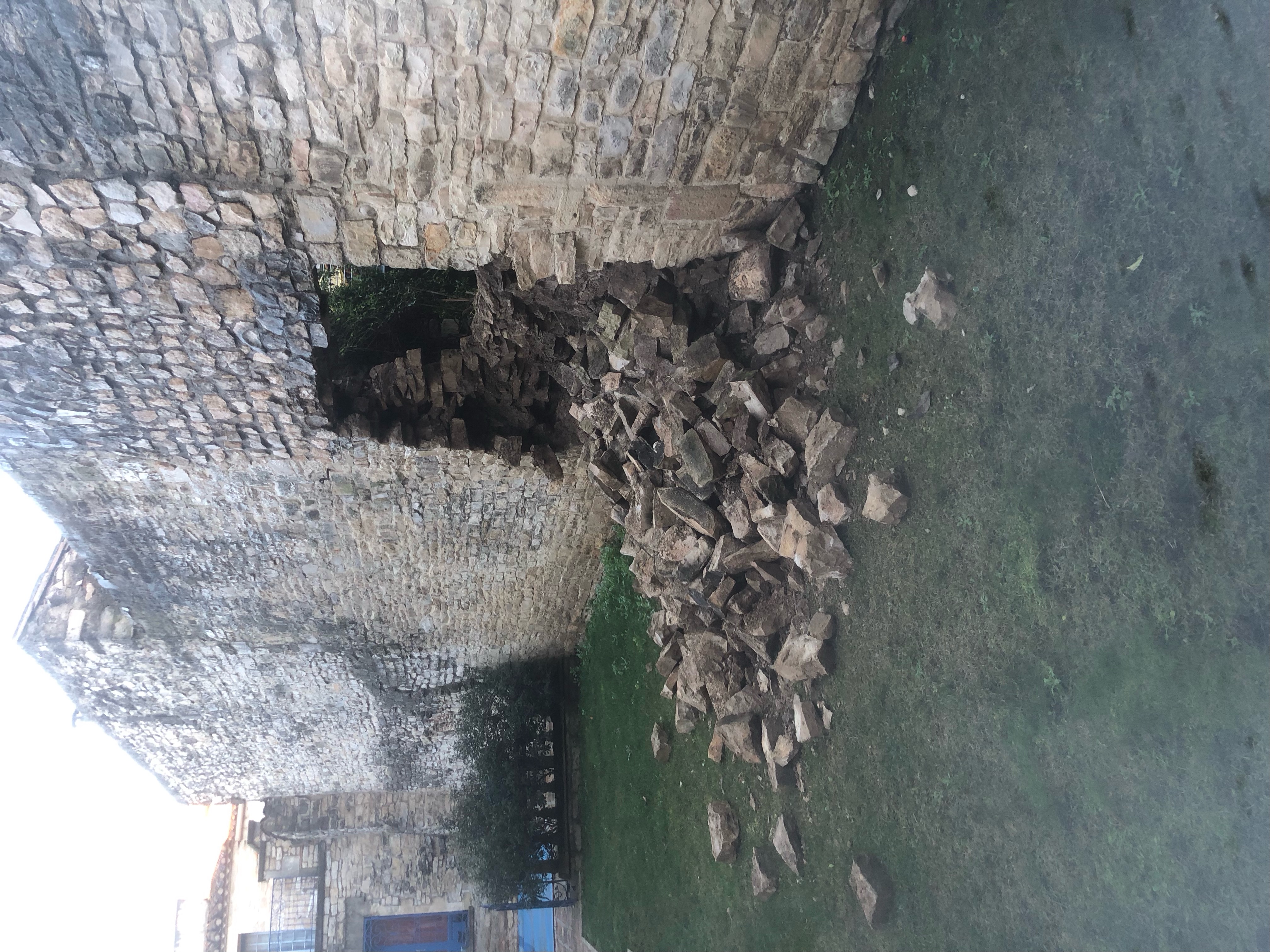 mur pierre effondré chantier à calvisson